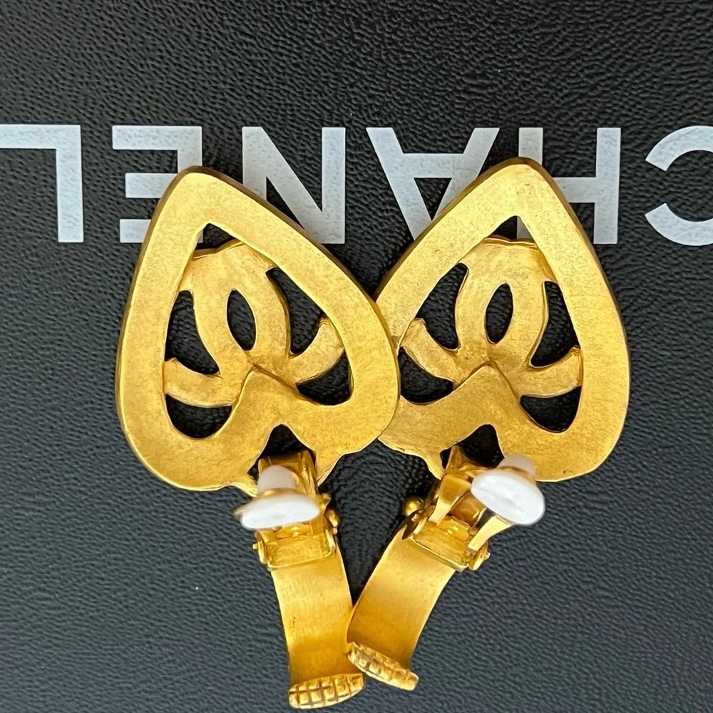 Gorgeous 95P Chanel Vintage Heart CC Dangles in Brushed 24k Gold Clip On - Picture 2 of 3